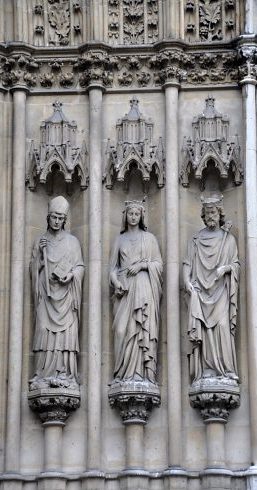 Statues de saints et de saintes dans les voussures