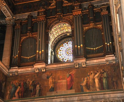 L'orgue de tribune, la frise d'Hippolyte Frandrin et la rose de la façade