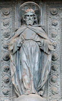 Le Sacré–Cœur au–dessus de la porte principale 