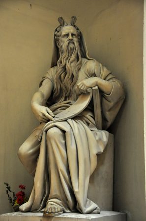 Statue en marbre de Moïse avec les Tables de la Loi