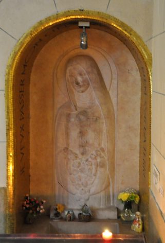 Petit autel dédié à sainte Thérèse dans l'avant–nef de l'église