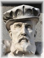 L'amiral Gaspard de Coligny (statue au chevet de l'église)