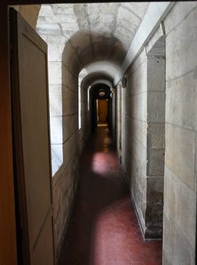 Corridor derrière les tribunes