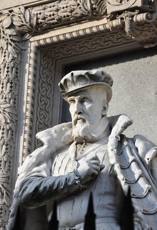 Gaspard de Coligny dans son cadre de sculpture sur pierre