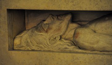 La tête du Christ dans la reproduction du gisant (Chapelle dans l'entrée)