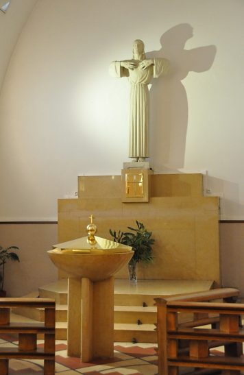 Chapelle du Sacré Cœur avec les fonts baptismaux 