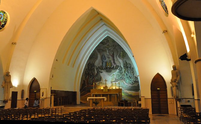 Le chœur avec ses statues de saint François (à gauche)  et de saint Joseph (à droite).