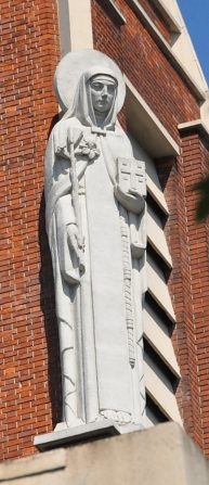 Statue de Sainte Claire sur le clocher