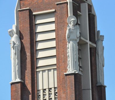 Quatre saints protecteurs franciscains ornent les contreforts du clocher.