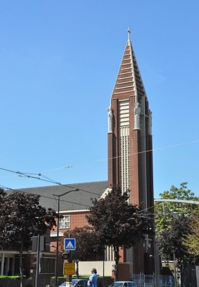 L'église dresse un impressionnant clocher de 46 m de haut
