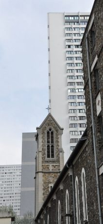 Le clocher au milieu des immeubles