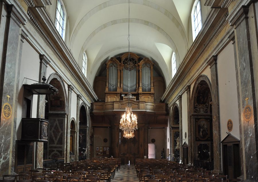 La nef et l'orgue de tribune vus depuis la croise du transept