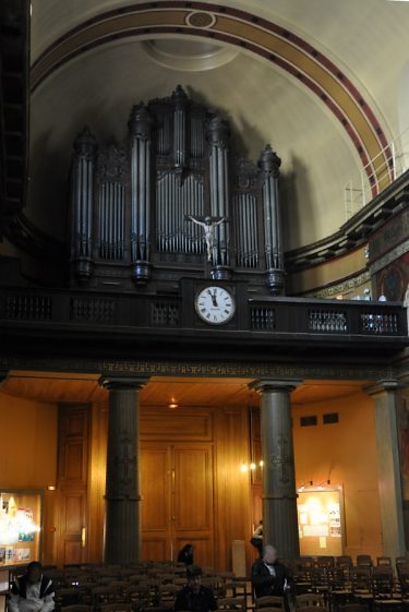 L'orgue de tribune au-dessus de l'entrée de l'église