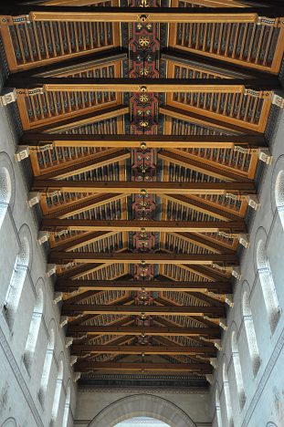 La magnifique voûte en bois de l'église Saint–Pierre