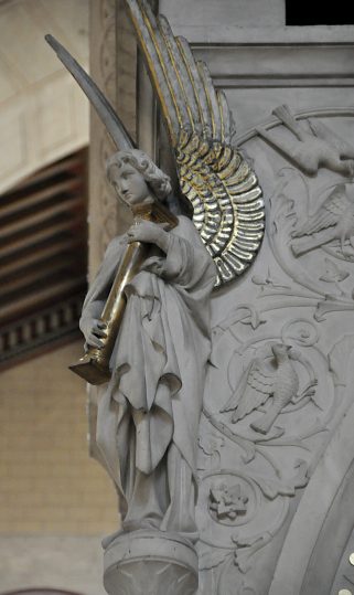 Aux quatre angles du ciborium se tiennent des anges portant les instruments de la Passion.