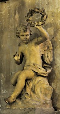 Statue d'un ange tenant une couronne de lauriers dans la nef