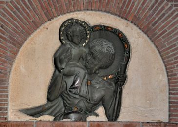 Bas-relief de saint Christophe portant l'Enfant Jsus dans le  narthex
