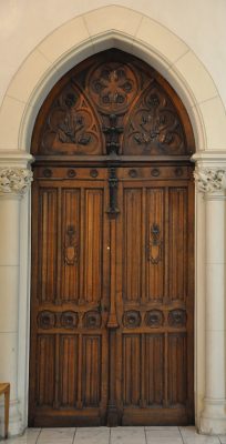 Porte en bois sculpté néogothique