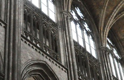 Le triforium change d'aspect dans les deux travées près du chœur