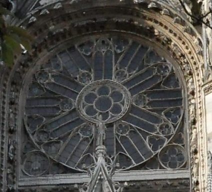 La rose du transept sud vue de l'extérieur 