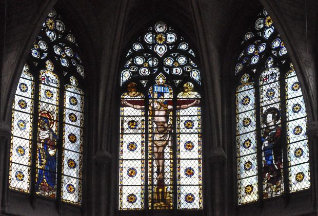 Le Calvaire des trois vitraux de l'abside : la Vierge, le Christ en croix et saint Jean (1430)