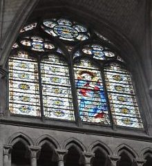 La première travée nord avec le vitrail de saint Pierre (1433)
