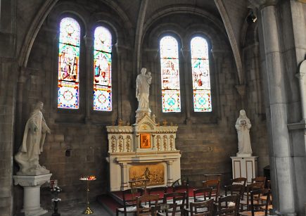 La chapelle rayonnante Saint-Joseph et ses quatre vitraux de la Sainte Famille