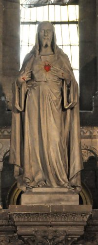 Statue du Sacré-Cœur au centre de l'abside