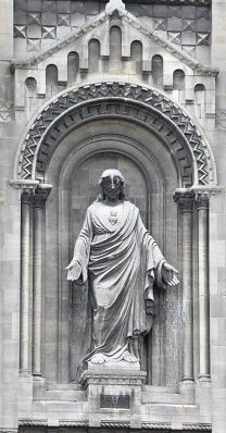 Statue du Sacré-Cœur sur la façade