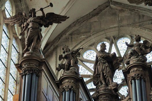 Le roi David et les anges musiciens sur les tourelles de l'orgue.