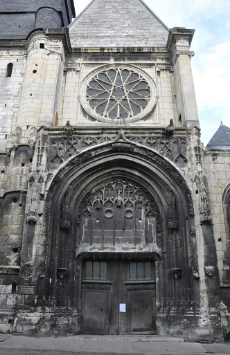 Le portail occidental en style gothique flamboyant.