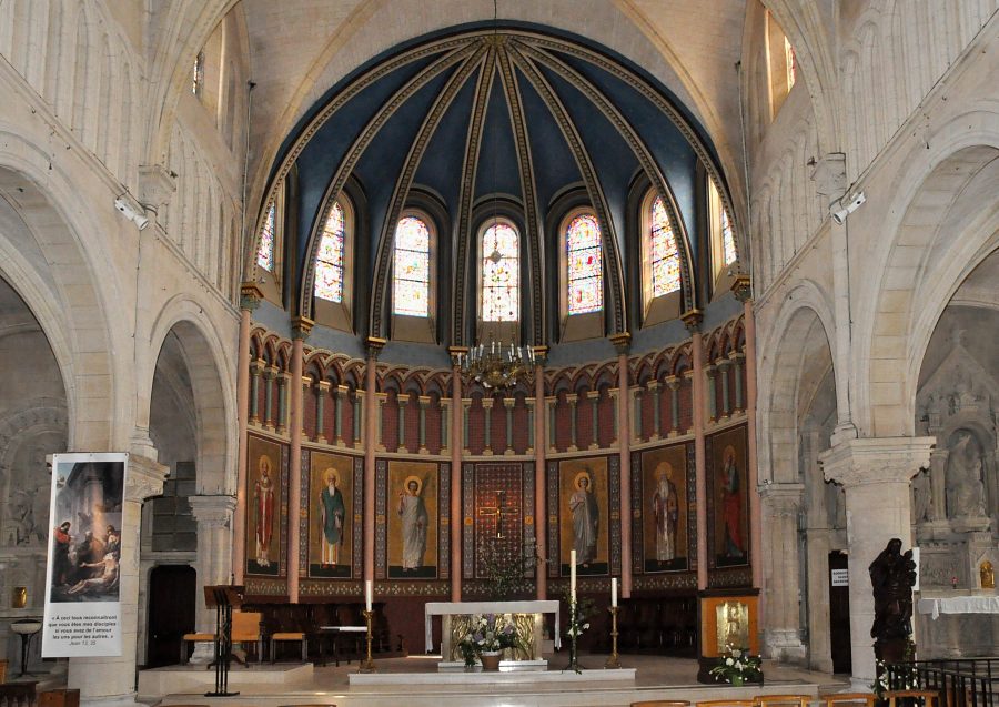 Le chœur de l'église Saint–Gervais et ses peinture murales typiques de la seconde moitié du XIXe siècle