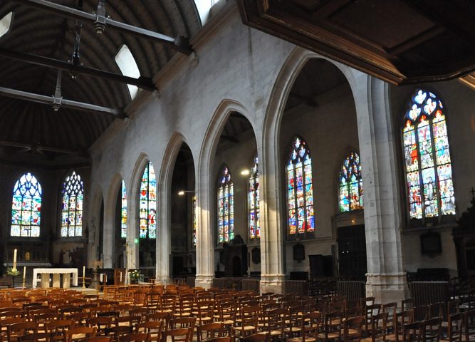 La nef et le bas-côté sud baignent dans la lumière colorée  des vitraux Renaissance et XIXe siècle.
