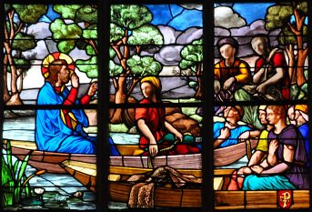 Vitrail XIXe siècle : Jésus s'écarte de la foule sur la barque (partiel)