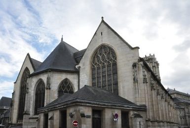 Le chevet de l'église Saint-Godard avec les grandes verrières  Renaissance