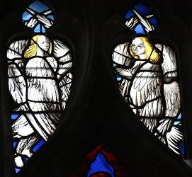 Deux mouchettes avec des anges blancs au–dessus de l'Arbre de Jessé (baie 113)