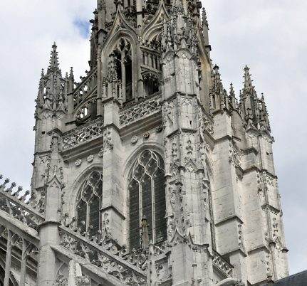 Le clocher en gothique flamboyant