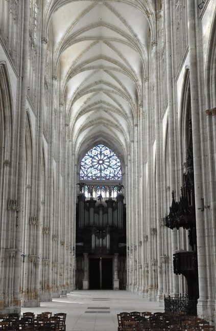La nef et le grand orgue vus depuis le chœur