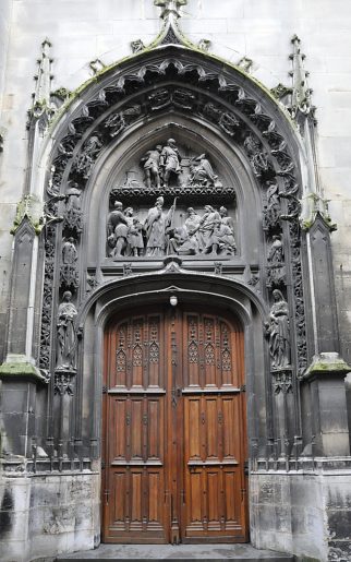 La façade et le portail ont été fortement «repris» au XIXe siècle