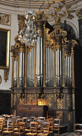 L'orgue de chœur est situé derrière le maître-autel