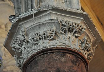 Les chapiteaux du XIVe siècle de Saint–Vivien sont à thème floral