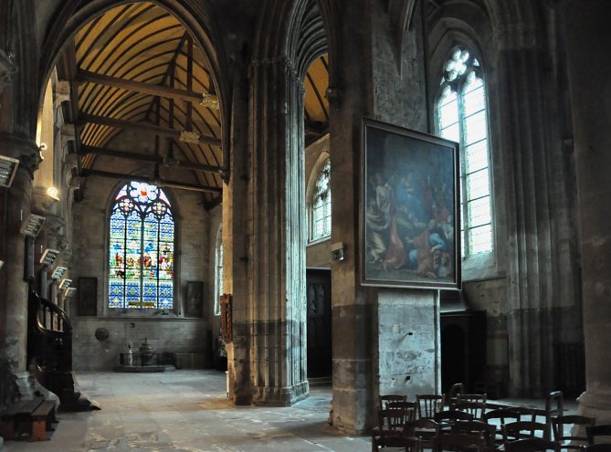 La nef nord du XIVe siècle (à l'arrière–plan) se scinde en deux collatéraux