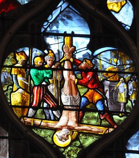 Le crucifiement de Pierre, vitrail de 1869 (Duhamel-Marette)
