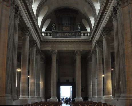 La nef et l'orgue de tribune vus depuis le chœur