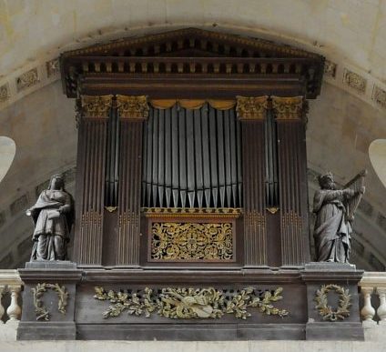L'orgue de tribune et les statues de sainte Cécile et David