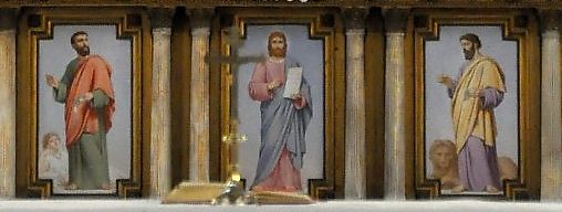 Le maître–autel en cuivre doré avec le soubassement (Jésus et les quatre évangélistes)