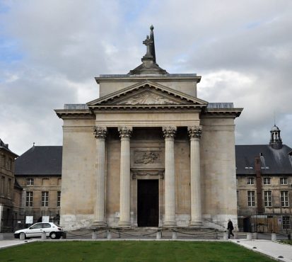 La façade typiquement néo–classique de l'église Sainte–Madeleine