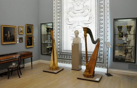 Salle avec mobilier et objets d'art.