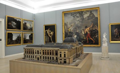 Une grande salle du musée avec la maquette de l'Hôtel  de ville faite en 1758.