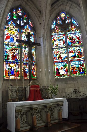 Le maître-autel et ses vitraux du XIXe siècle